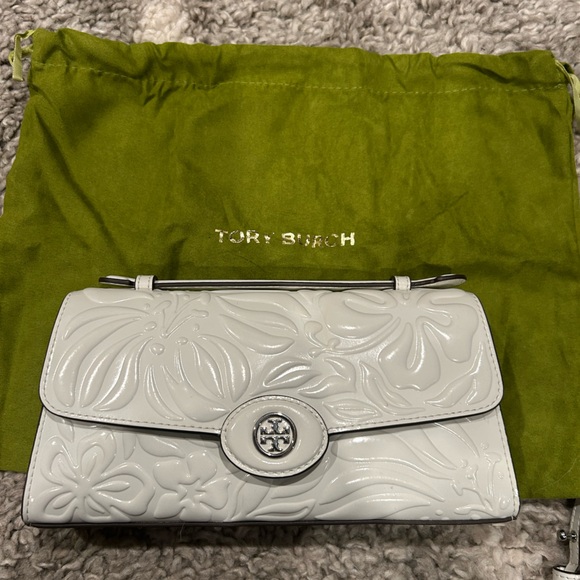 Tory Burch Robinson Floral Embossed White Clutch/Crossbody - Picture 9 of 10